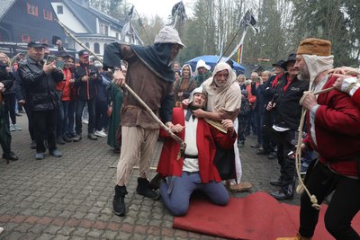 Zum Rahmenprogramm gehörte auch eine Szene aus dem sächsischen Prinzenraub, den Hartensteiner Hobby-Darsteller auf die Bühne bringen.