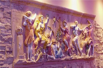 Die Wände verzieren aufwendig gestaltete Reliefs mit Szenen der griechischen Antike. 