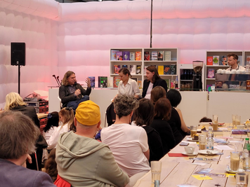 Gespräch an der Buchbar auf der Buchmesse Leipzig: Dirk Labudde stellt sein Buch "Digitale Forensik. Neue Methoden der Verbrechensaufklärung" vor. 