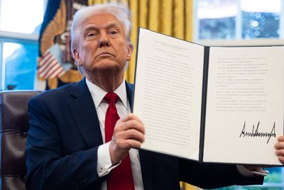 US-Präsident Donald Trump hält das von ihm unterzeichnete Dekret hoch, in dem Einfuhrzölle in Höhe von 25 Prozent auf Autos und Autoteile aus dem Ausland verfügt werden.