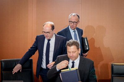 Deutliche Differenzen gibt es bei einem Kernprojekt von Finanzminister Lars Klingbeil (SPD), einer großen Einkommensteuerreform.