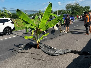 In Straßen taten sich große Risse auf.