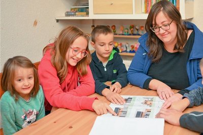 Janek Schaller (rechts) mit seiner Mama Stefanie Schaller und seinen Geschwistern.