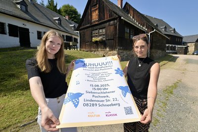 Thekla Nowak (li.) und Franziska Heinze vom Verein „Trubel in der Poche“ laden zum Konzert ein.