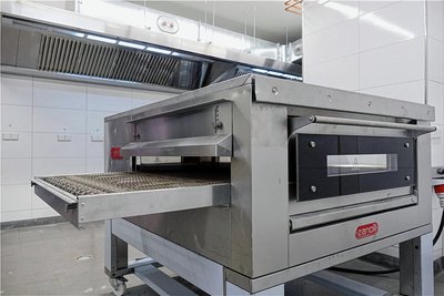 Um schnell große Mengen Pizza zubereiten zu können, hat Kanwaljit Singh diesen Durchlauf-Pizza-Ofen angeschafft. 