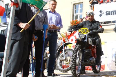 Hier ist Bernd Uhlmann 2012 beim Ehrenstart des Zschopauer Classic Enduro zu sehen.