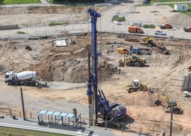 Nach den Grabungen haben Bauarbeiten auf dem ehemaligen Parkplatz an der Johanniskirche an der Ecke Bahnhofstraße/Augustusburg Straße begonnen. 