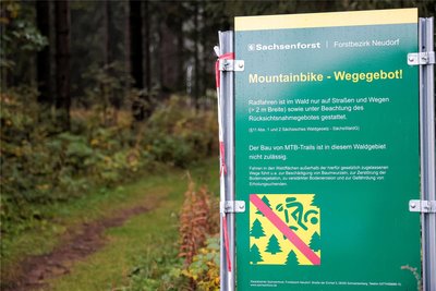 Mit solchen Schildern weist der Sachsenforst am Fichtelberg inzwischen auf das Verbot von Mountainbike-Trails in hiesigen Wäldern hin. Denn es tauchen immer wieder welche auf.