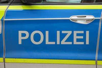 Die Polizei ermittelt gegen zwei junge Autofahrer wegen eines illegalen Rennens in Falkenstein/Vogtland. (Symbolbild)