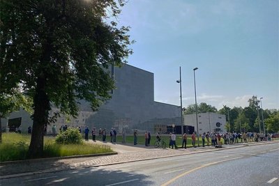 Etwa 150 Menschen warten am Vormittag vor der Chemnitzer Bundesbankfiliale.