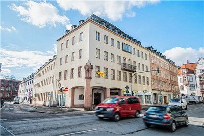 Blick auf die frühere Kreissparkasse an der Goethestraße in Aue. Ein Investor will das Gebäude, das seit einigen Jahren weitgehend leer steht, nun sanieren. 