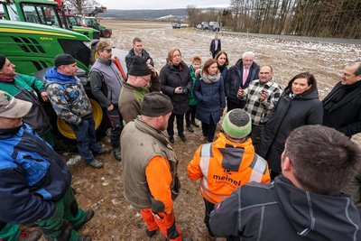 Spontaner Stopp auf einem Feld an der B 283: Bundestagspräsidentin Bärbel Bas (SPD) und ihre Vizepräsidentinnen Petra Pau (Die Linke), Yvonne Magwas (CDU), Aydan Özoguz (SPD), Wolfgang Kubicki (FDP) und Katrin Göring-Eckardt (Grüne) sprechen mit Forst- und Landwirten.