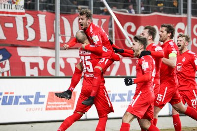 Endlich: Ein Termin für das Freundschaftsspiel gegen die Borussia ist gefunden. Fußball-Fans können sich freuen, wie die Zwickauer hier nach einem Treffer gegen Hansa Rostock Anfang März.