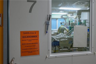 Überlebenskampf: Die Patienten auf den Intensivstationen bekommen das Personal nur unter Vollschutz zu Gesicht.