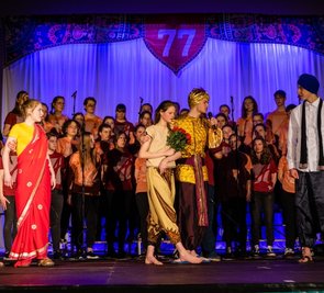 70 Teenager brachten das "Musical 77" des Vereins Adonia auf die Bühne in der Turnhalle am Schwanenteich. 