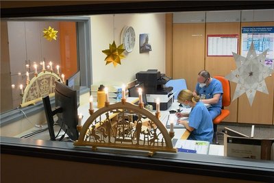 Weihnachtsstimmung auf der ITS. "Was das alles hier auf Dauer mit uns macht, weiß keiner", sagt die Stationsleiterin.