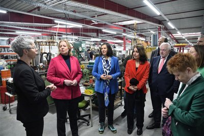 Firmenrundgang mit Kerstin Voigt (links): Bärbel Bas, Katrin Göring-Eckardt, Aydan Özoguz, Wolfgang Kubicki, Yvonne Magwas und Petra Pau (von links).