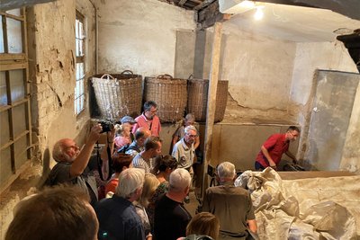 Kaum ein Durchkommen auch im Keller der alten Fabrik. Dort steht der Reißwolf, der die Rohwolle faserschonend auseinanderzieht.