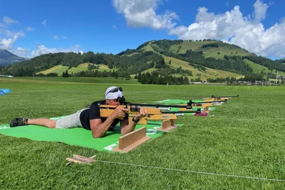 Biathlon-Trainer Gerhard Blaas zeigt, wie man das Ziel mit dem Sportgewehr richtig anvisiert.
