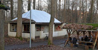 Auf dem Dach des im Volksmund "Uhu" oder "Waldgeist" genannten Kiosks befindet sich seit einigen Tagen eine Plane. 