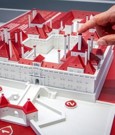 Renaissanceschloss zum Anfassen: Ein Tastmodell soll nicht nur Menschen mit Sehbehinderung helfen, die vierflügelige Anlage zu verstehen. Auch Bauskizzen des Kurfürsten sind in der Sonderausstellung zu sehen.