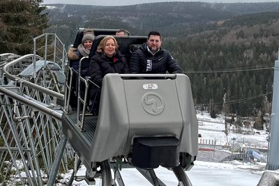 Auffahrt zur Schanze in Klingenthal. Yvonne Magwas, Bundestagspräsidentin Bärbel Bas, Landrat Thomas Hennig (von links).