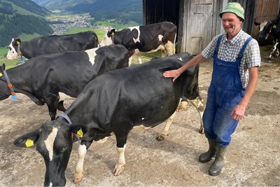 Senner Gerhart lebt im Sommer bei den Kühen auf einer Alm oberhalb von Hochfilzen.