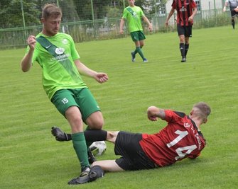 Kein Durchkommen: Adrian Teichert vom SV Tanne Thalheim (links) bleibt an Zwickaus Felix Seidel hängen. 