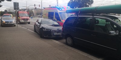 Ein Rettungswagen kam aus ungeklärter Ursache von der Fahrbahn ab und prallte gegen einen parkenden Audi. 