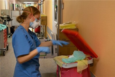 Die Schutzausrüstung wird jedes Mal entsorgt. Und wieder neu angelegt, wenn das Zimmer betreten wird.