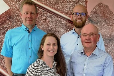 CEP-Firmengründer Dr.-Ing. Wolfram Möhler (rechts) übergab den Staffelstab an seine Tochter Katrin Möhler, Geschäftsführerin, Thomas Weichold, Geschäftsführer (hinten links), und Eric Irmer, Prokurist. 