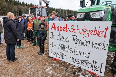 Die Landwirte hatten sich an der Fahrstrecke des Polit-Trosses postiert. Dass er tatsächlich stoppte, hatte keiner erwartet.