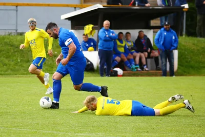 Der FV Blau-Weiß Königswalde, der durch Kevin Bräuer (l.) in Führung ging, verpasste gegen Marienberg II einen Befreiungsschlag im Abstiegskampf.