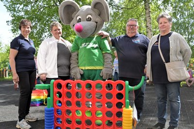 Der SV Tanne Thalheim hat ein Spielgerät als Überraschung mitgebracht – im Bild (l.) Monika Richter, Wolfgang Seidel und Sigrid Seidel mit der stellvertretenden Kitaleiterin Corinna Baumgart (2.v. l.).