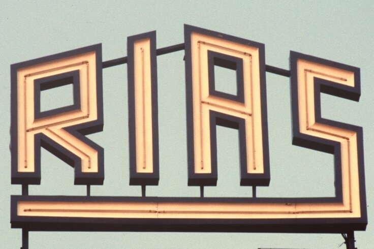 Das Logo des Rias Berlin auf dem Dach des Rundfunkhauses im Stadtteil Schöneberg auf einem Bild aus dem Jahr 1986. Der Radiosender wäre am 7. Februar 2021 75 Jahre alt geworden. Als "Drahtfunk im amerikanischen Sektor" war die Welle erstmals am 7. Februar 1946 auf Langwellen-Frequenz zu hören gewesen. 