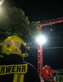 Zwei Jugendliche sind am späten Freitagabend in Schwarzenberg auf einen 42 Meter hohen Baukran geklettert. Feuerwehrleute haben sie heruntergeholt. 