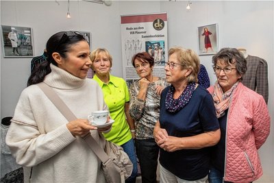 Katrin Weber (links) nutzte am Mittwoch die Gelegenheit, in der Dako-Ausstellung im Spitzenmuseum mit Plauenern ins Gespräch zu kommen. An ihrer Seite unter anderemdie Plauener  Olympiasiegerin Angelika Bahmann (2. von links). Ingrid Gerisch, Karin Limmer und Monika Mühle.