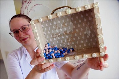 Langsam füllt sich der Kullerkasten, den Schwester Anna Anfang in der Zschopauer Geburtenstation gestellt hat. 