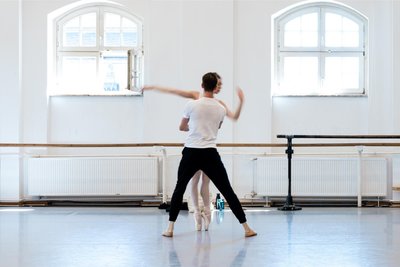 Beim Tanzen denken Anna und Alexandr nicht über die Sprache nach. „Man konzentriert sich auf den Tanz und das, was man sagen will“, sagt Anna.
