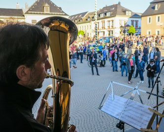 Mit Musik und Tanz wurde vom Bündnis "Wir sind Zwönitz" für eine friedliche Bergstadt geworben. In den Vorwochen war es bei den sogenannten Corona-Spaziergängen zu Ausschreitungen gekommen. 