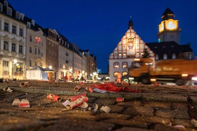 Eine Überlegung ist, dass mit einem zentralen Feuerwerk die Menge der privaten Böllerei reduziert werden könnte und damit auch Müll, wie hier am Neujahrsmorgen in Plauen.