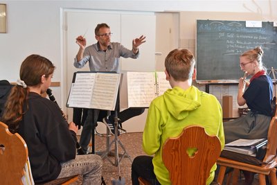 Marcel Fuchs ist musikalischer Leiter des Jugendblasorchesters Oederan.