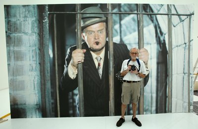 Schief gegangen, Egon Olsen! Für Sachsens Polizei-Twitterer wäre das in ihrer "Keinbruch"-Woche ein gefundenes Fressen gewesen. Das Bild zeigt den dänischen Fotografen Rolf Konow, der die Drehtermine der Olsenbande 20 Jahre lang als Set-Fotograf begleitet hat, in der  Ausstellung "Mächtig gewaltig! Die Olsenbande im Museum" im Herbst 2015 in der Kunsthalle Rostock.