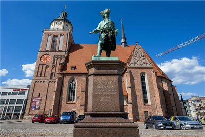 Ein Denkmal des Fürsten Leopold zu Anhalt steht vor der Marienkirche in Dessau. Im Inneren der Kirche, die längst nicht mehr als Kirche sondern als Veranstaltungsraum genutzt wird, sind die Arbeiten für das neue Theater des Schauspielers und Kabarettisten Dieter Hallervorden in vollem Gange.Foto: Hendrik Schmidt/dpa
