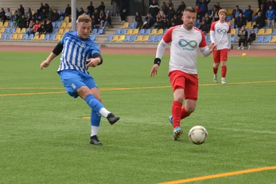Die Entscheidung in Annaberg: Sosas Jonas Unger (l.) zieht ab und trifft zum 3:0. Annabergs Marcel Thiel (r.) kann nicht mehr eingreifen.