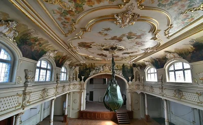 Der Kronleuchter ist noch verpackt im Saal des "Goldenen Löwen" in Hainichen. 2020 soll hier ein Kulturzentrum eröffnen.