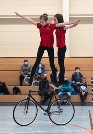 Lene Tuchscherer und Emma Köhler im "Sattellenkerstand/Sattelstand". 