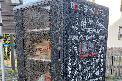 Bei den Minusgraden ist der Bücherwürfel in Taura mit Eiskristallen bedeckt. Aber eine Ausleihe ist möglich.