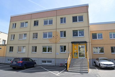 Vorne Platte, hinten Grün: An die Kita schließt sich ein großes Freigelände an.