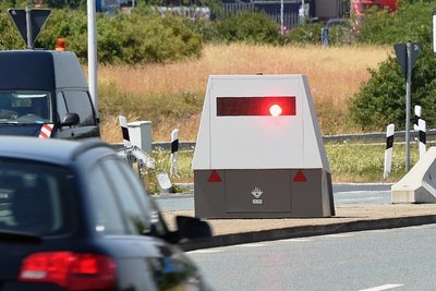 Der sogenannte Enforcement-Trailer, ein Blitzer in Form und Ausmaß eines herkömmlichen Pkw-Anhängers ("Trailer"), ermöglicht das ortsunabhängige Blitzen an Unfallschwerpunkten oder neuralgischen Punkten. In Chemnitz ist er im Einsatz. Vorteil: Es muss kein Mitarbeiter vor Ort sein. 